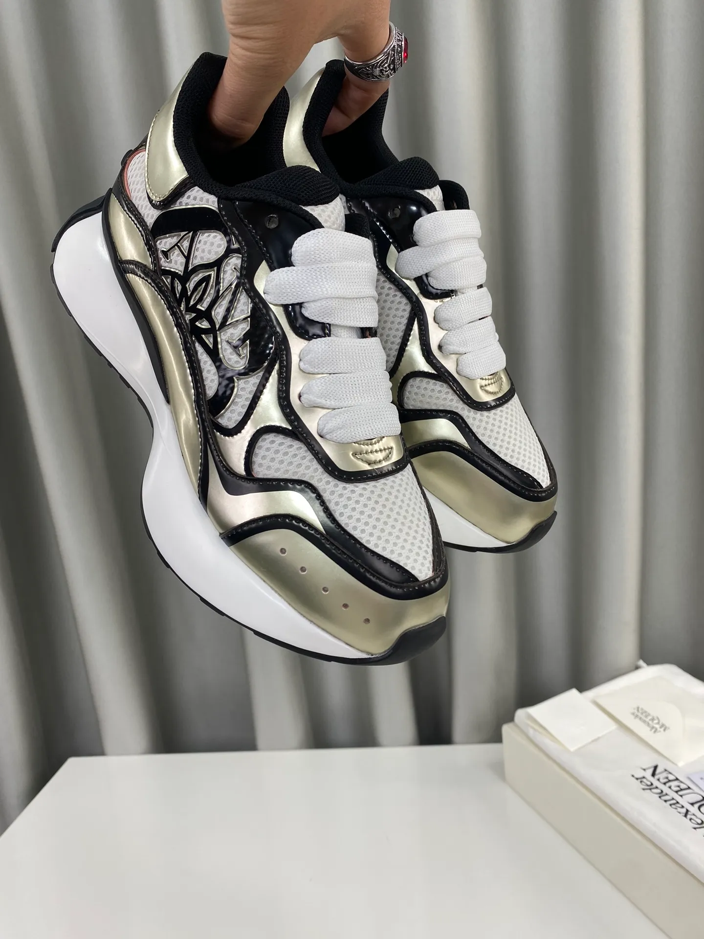 👟👟Ex-factory price 600👟👟 🔺Mc Queen🔺McQueen debuts the latest Milan Fashion Week T stage catwalk style in early spring‼ ️ Unique and personalized design, the upper foot is super stylish, and the round toe design allows the toes to be completely released. I spent a lot of money to buy multiple pairs of the originals and dismantled them and made replicas. Many celebrities: Guli Nazha, Wu Lei, endorsed by Internet celebrity bloggers, Xiaohongshu is a hit, and the counters are sold out‼ ️Material: The upper is embossed with special material. Lining: Breathable mesh. Outsole: original molded steel-stamped foam combination sole Size: women’s 35 to 39 (40, custom-made, non-returnable) Full set of counter original packaging